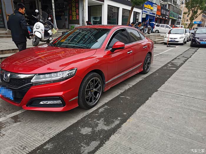 同为红色,这个轮毂不知道好不好看.反正比原厂的轻很多车子好开很多