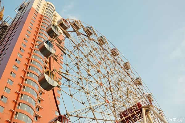 迎泽公园内摩天轮,在摩天轮东面有栋高层建筑为湖滨会堂,目前太原市最