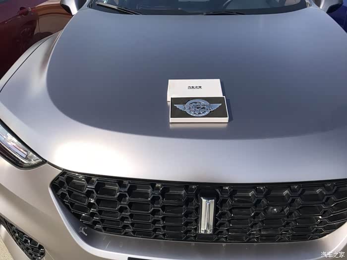 镶嵌汽车之家金属车标与vv7的百搭靓照