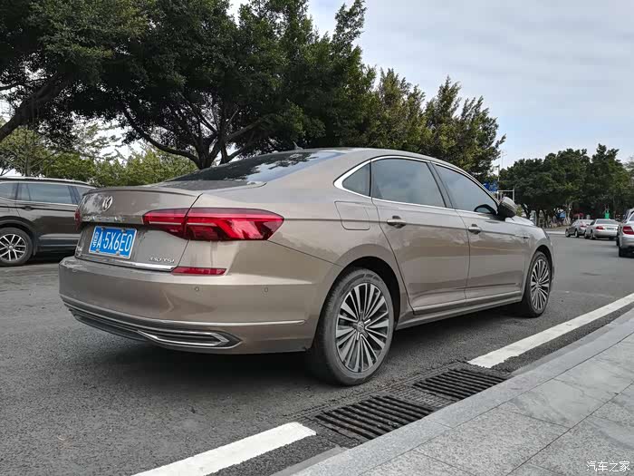 帕萨特香槟金实拍