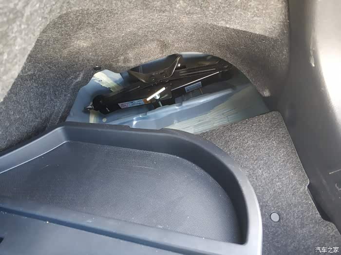 千斤顶放在哪里