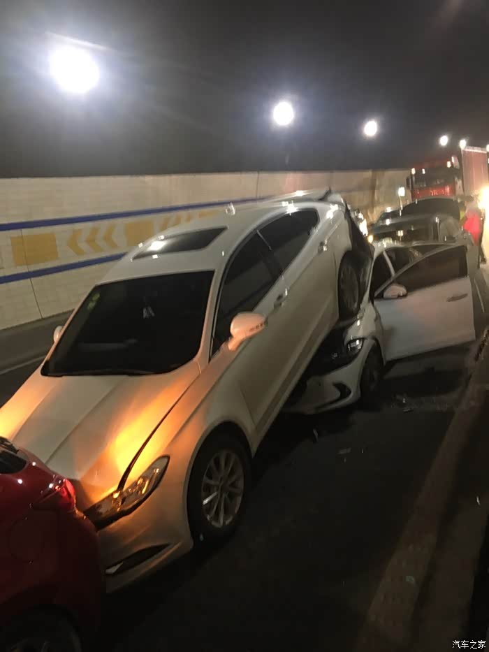 新车被追尾,车损严重,求助大神