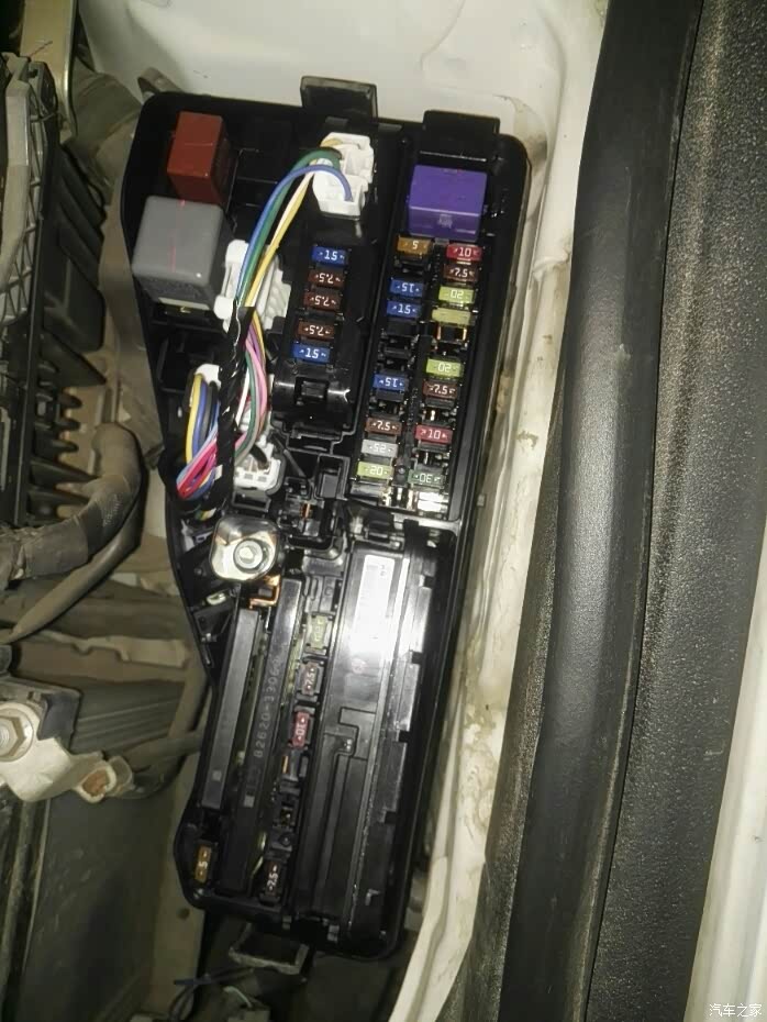 请问左边近光灯保险丝是哪个半路灯灭了