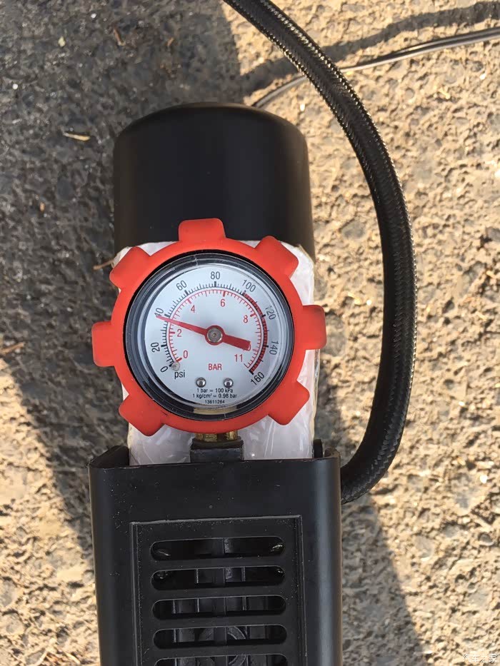 老司机帮着看看这个胎压是2.5吗?