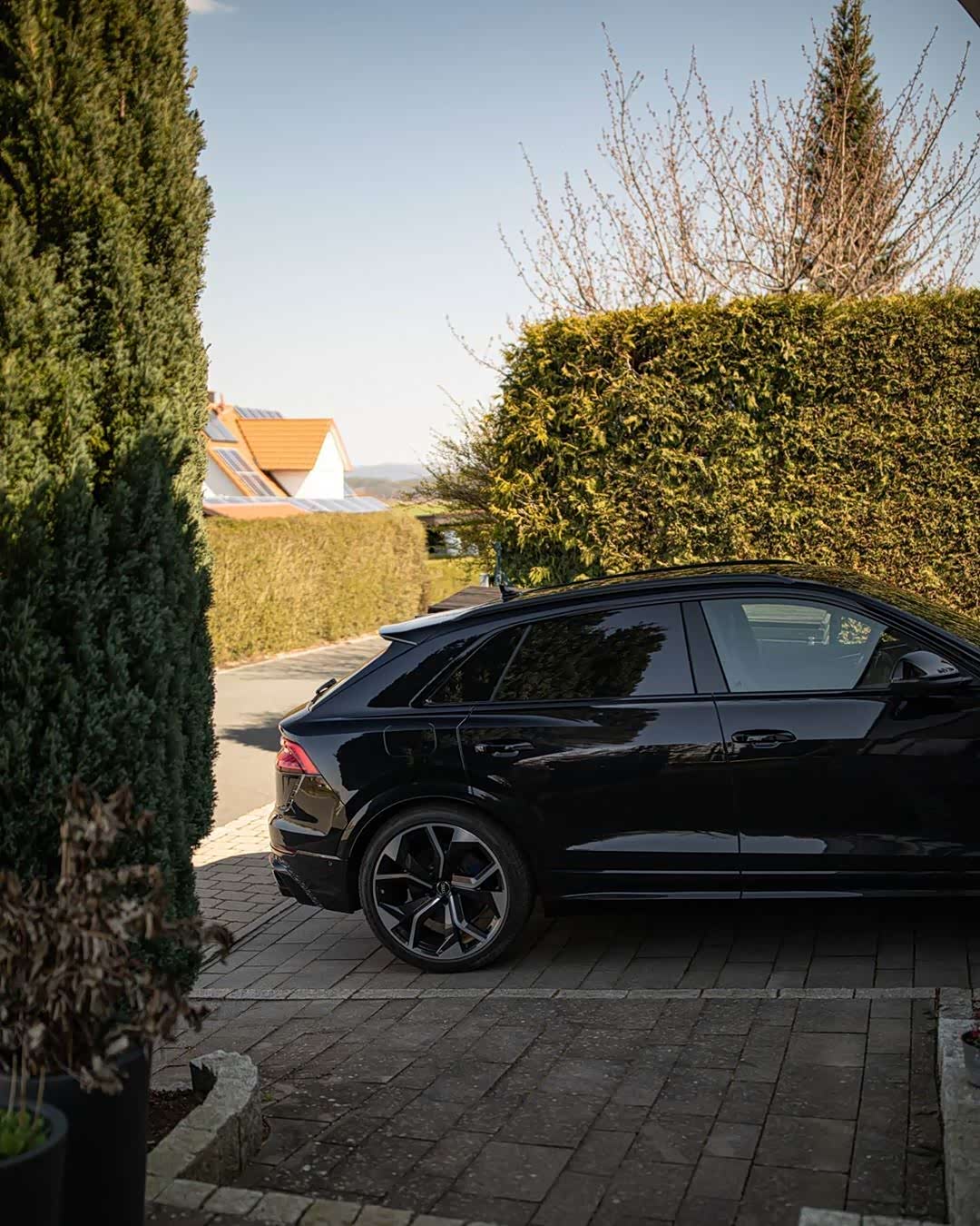 黑武士奥迪rs q8,一股不怒而威的气势.