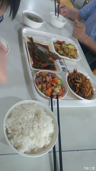 速服务区吃饭出门在外只能将就