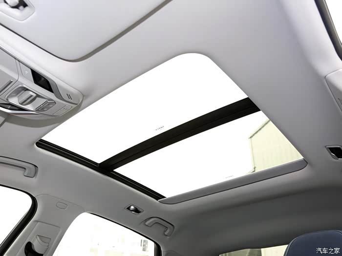 超大的全景天窗,上面看星空,下面看大海