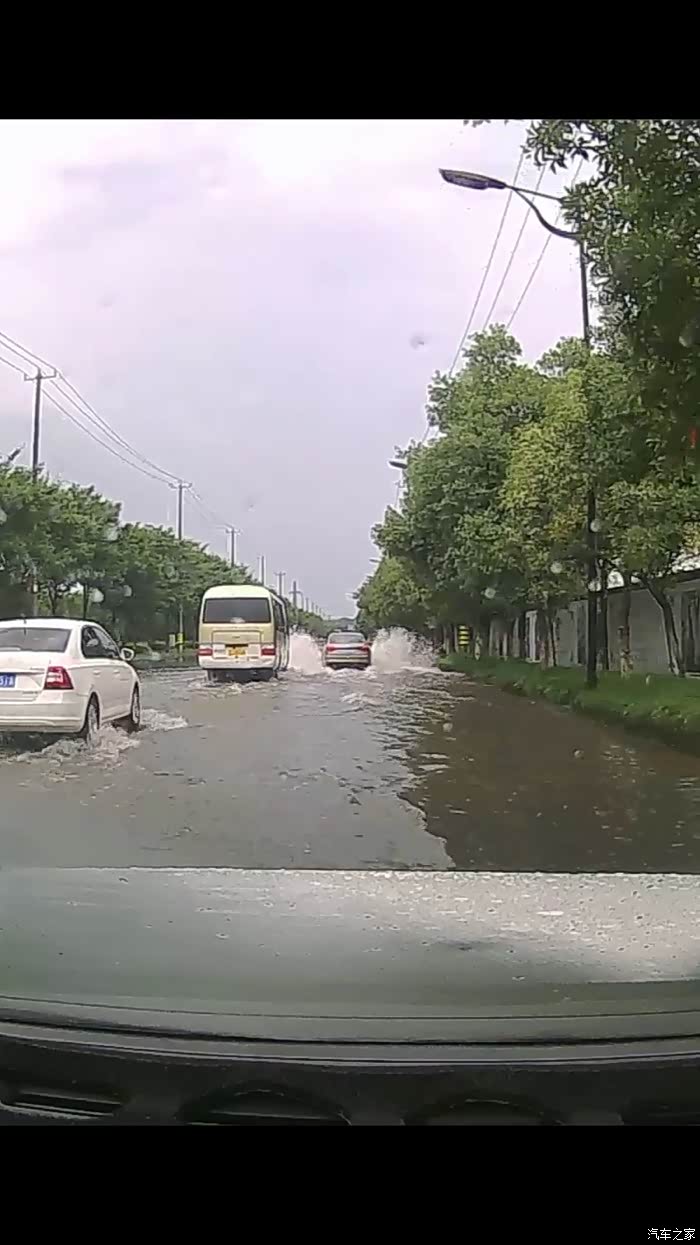 昨天下大雨路过个积水处,担心a4l底盘低