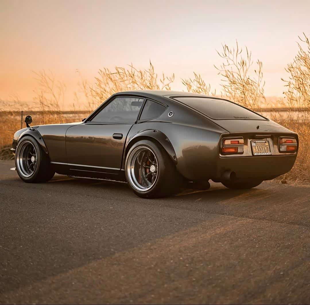 datsun 240z 个性的身躯让人流连忘返.