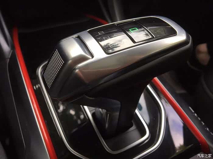 传说中的飞机档把,十分酷炫了,操作起来也很顺手,无敌赞的设计