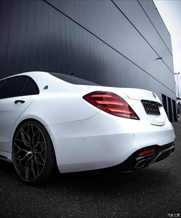 奔驰s级用最简单的黑白配色展示出最酷的车身!