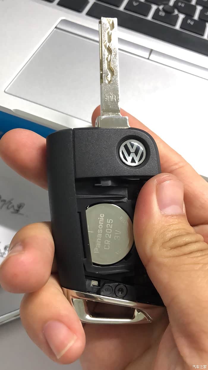 19款速腾钥匙电池怎么拆下来