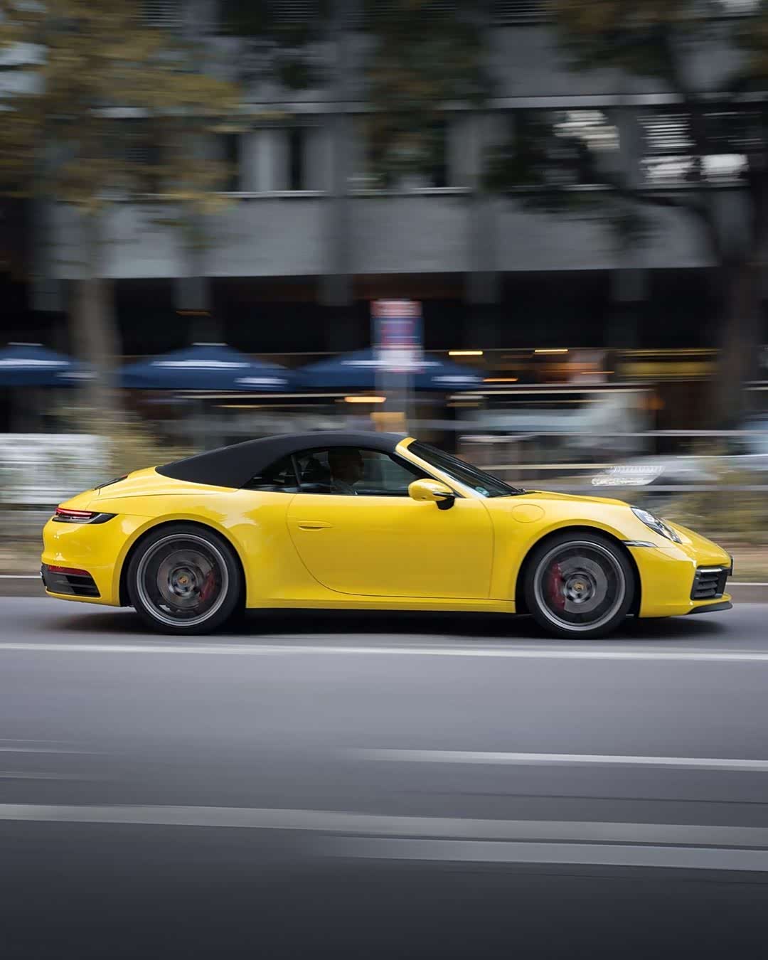 保时捷跑车的侧面,猎装版很吸引人.