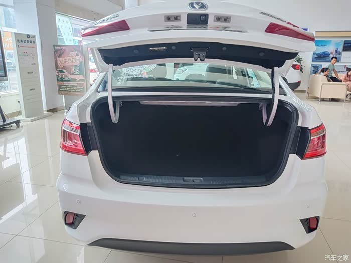 再来看看后备箱也是不小的