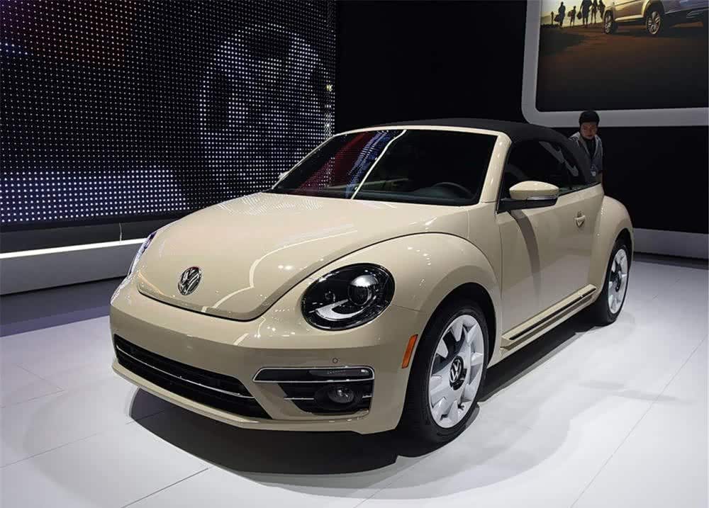 甲壳虫采用了比较复古的风格车前端的两个车灯还是可爱的圆形