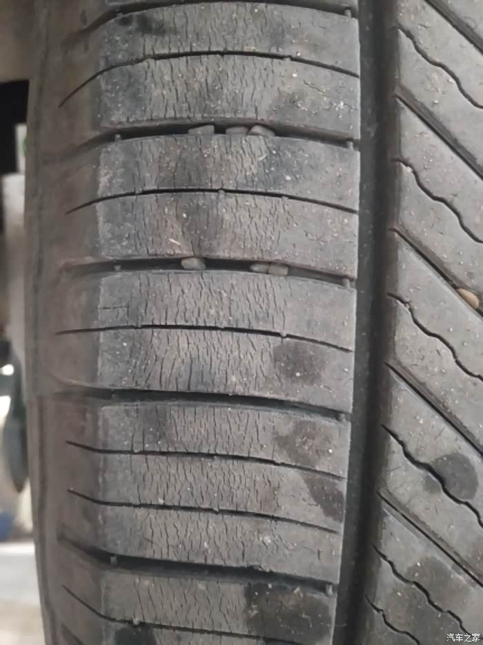 荣威rx8轮胎质量太差!一年不到大面积龟裂!