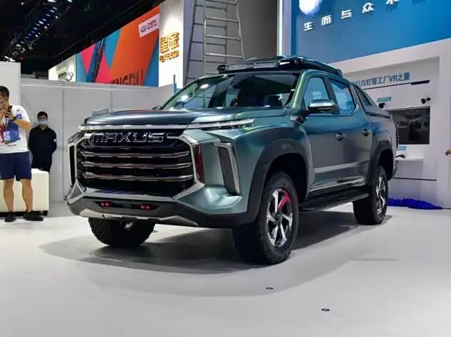 大通t80采用了粗壮的横幅式进气格栅,并且采用了分体式大灯_上汽大通