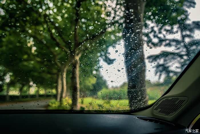 此刻天空中下起来淅淅沥沥的小雨,打湿了窗前的玻璃.