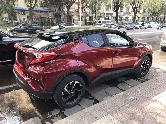 红黑奕泽路边等人