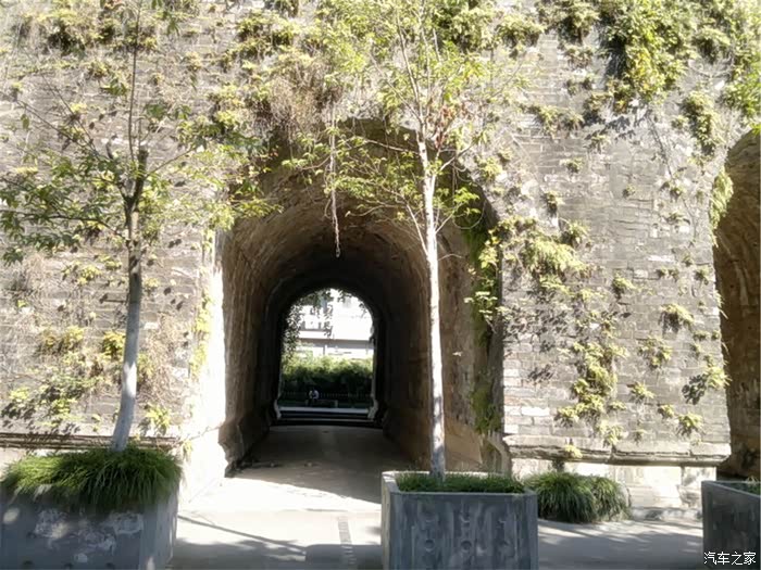 东华门,是现在南京明代宫城仅存的一座城门