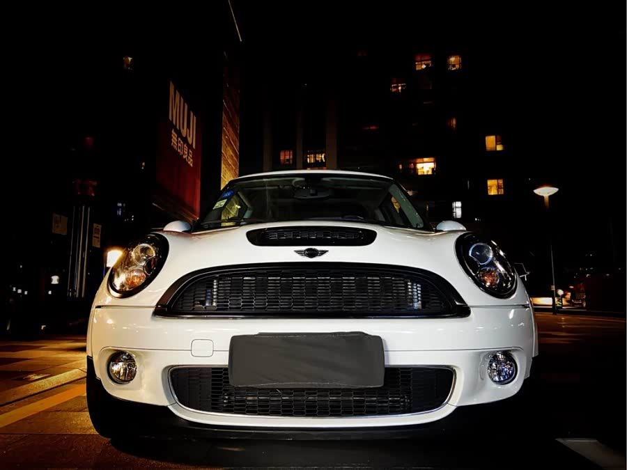 宝马mini像不像黑夜中的小精灵!