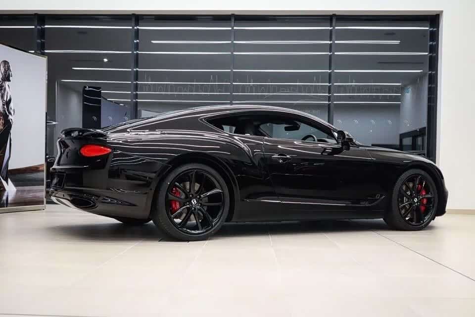 首台2020款宾利欧陆gt到店!酷黑外观12缸动力,提高性能