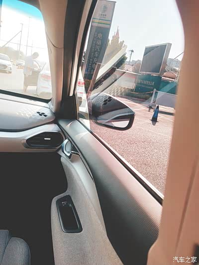 副驾驶角度图片,双向空调,舒适的纤维材质构造,洁净透亮的车窗,大气的