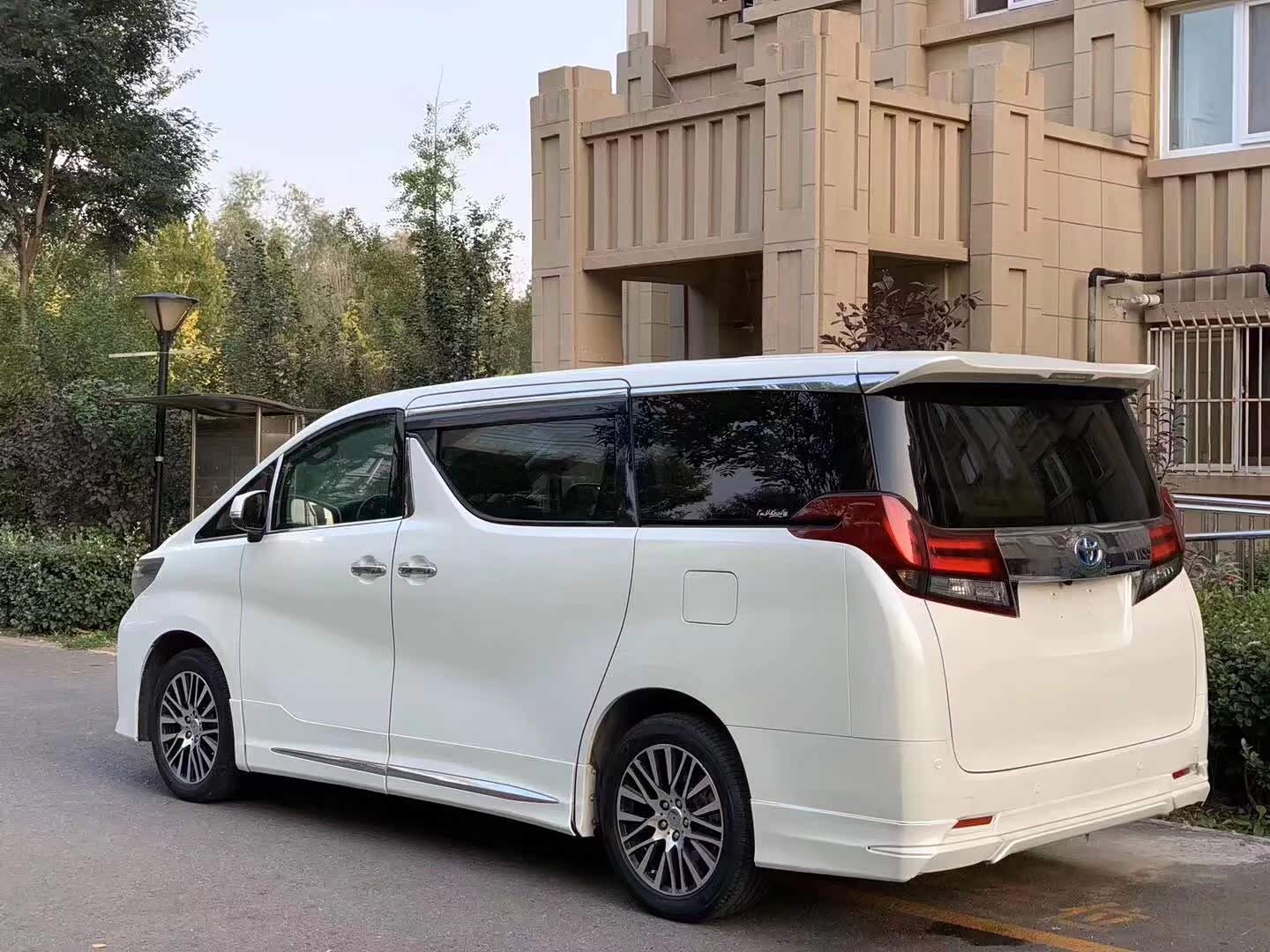 丰田埃尔法hybrid日版超级面包车之一