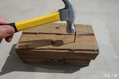 使用羊角锤把钉子钉入木板当中