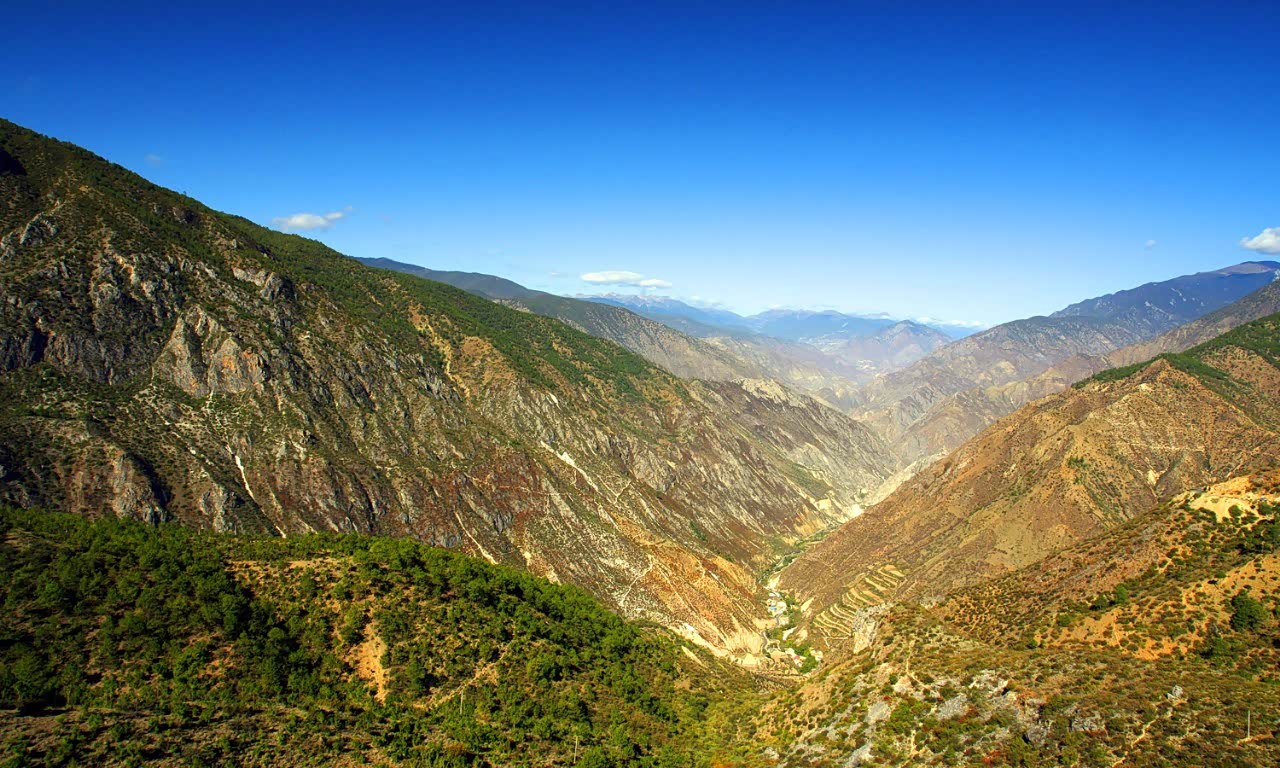 河谷地貌风景,自然生成的天然景观,小溪流水,青山不改