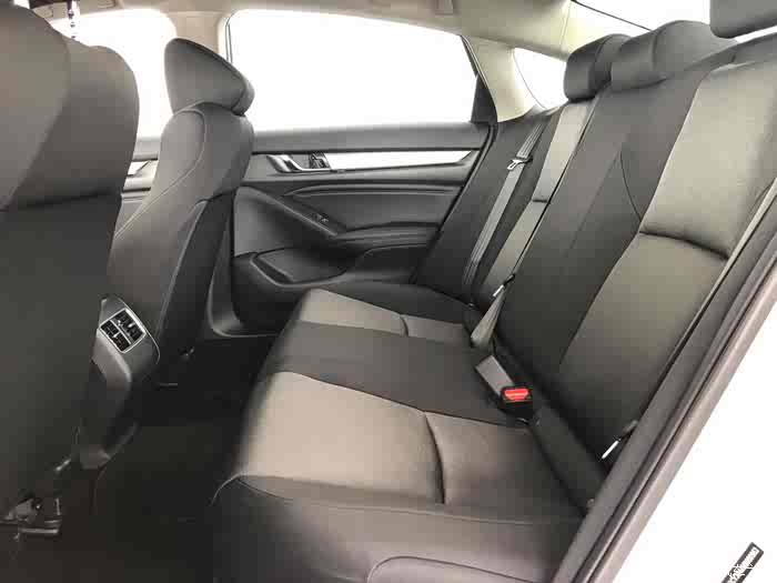 十代雅阁后排看车体验,老婆整体表示满意