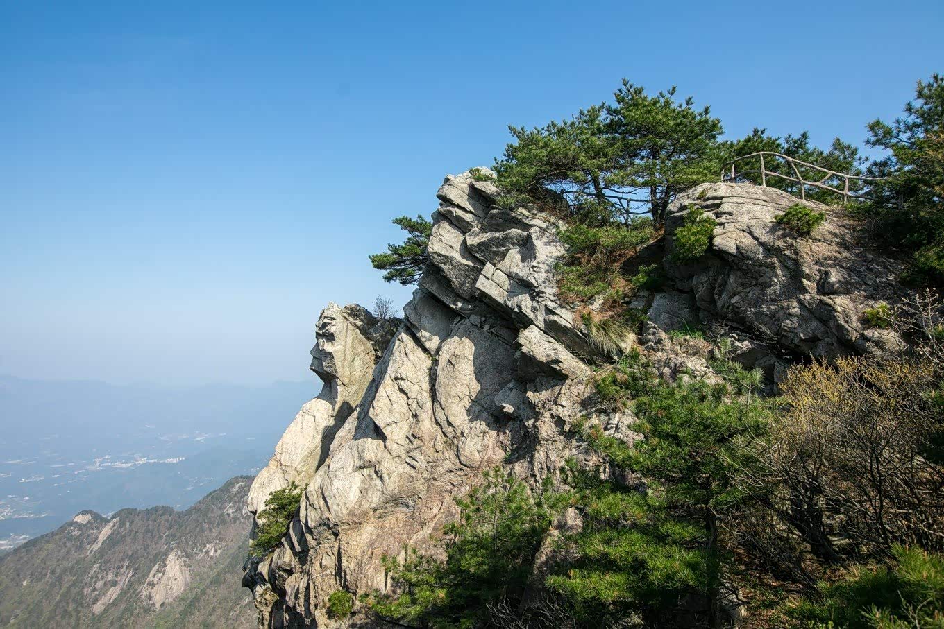 皖鄂交界处有着雄伟壮观的山脉