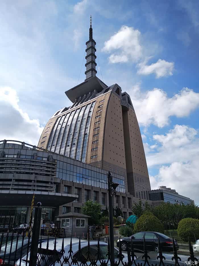 来个近景的大连广播电视台大楼