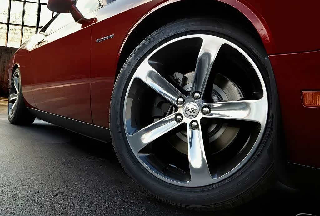 巨大的镀铬轮毂,豪华感十足.