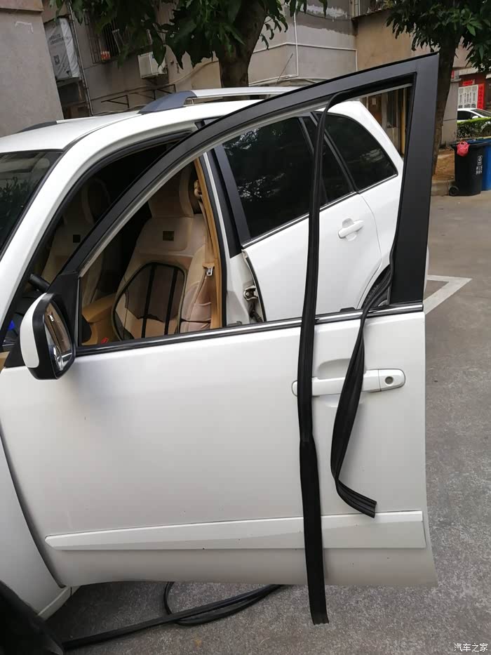 前车窗胶条烂了更换