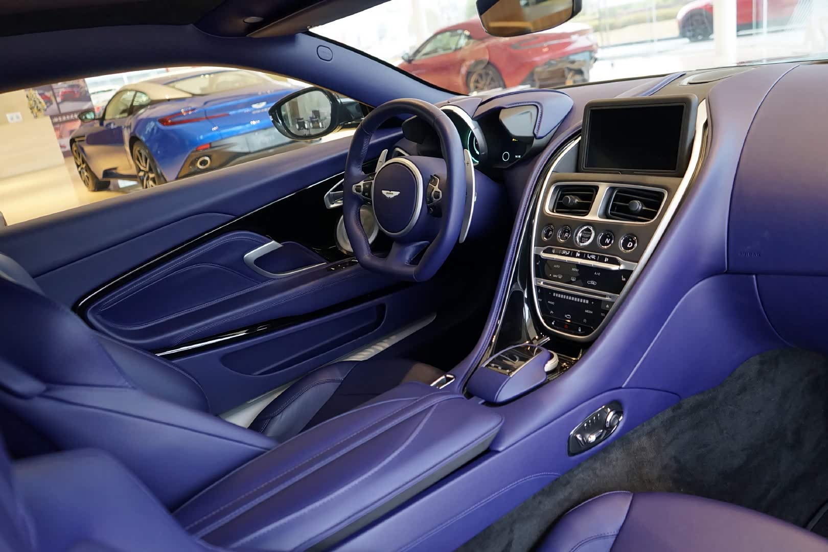 蓝色内饰特别的少见给人感觉特别温暖