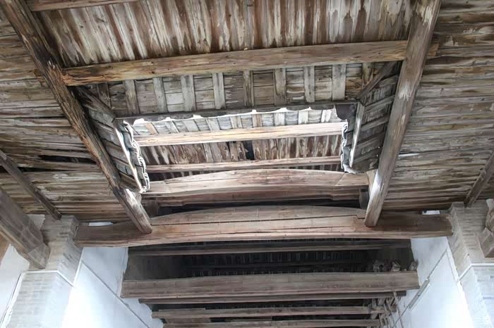 各种横梁镶嵌而成,面呈屋檐状.