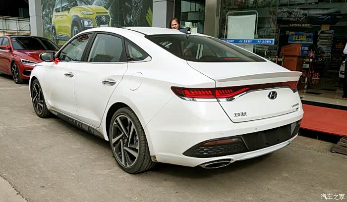 白色的菲斯塔看起来也不错呢