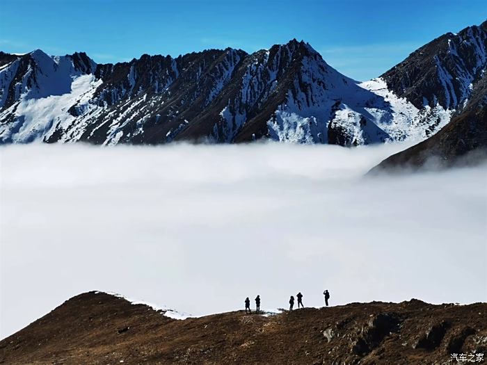 生命的意義在於運動和探險者一起徒步雪山