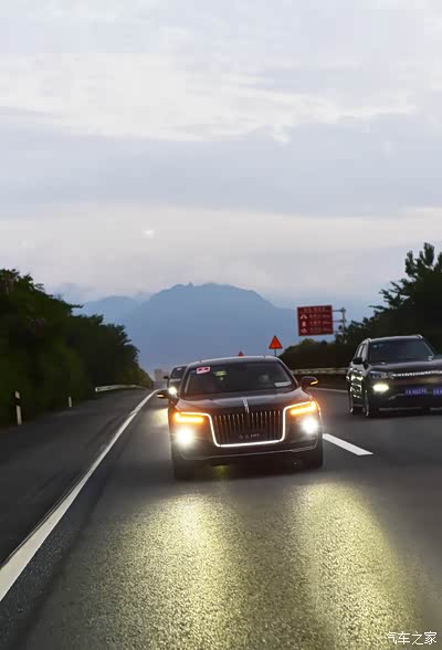 红旗h9 "梦想之翼"的主视觉灯光冉冉升腾,展翅欲飞;"旗帜之翼"的侧身