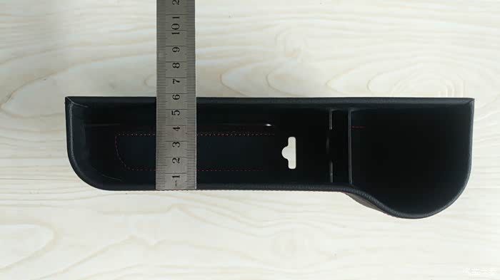 储物盒宽度不到6cm,内部宽度5cm