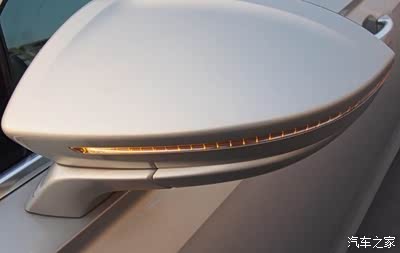 连大灯都是这么都炫酷,和进气格栅连在一起了.