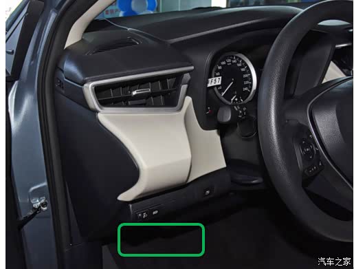 第二步:撑起引擎盖