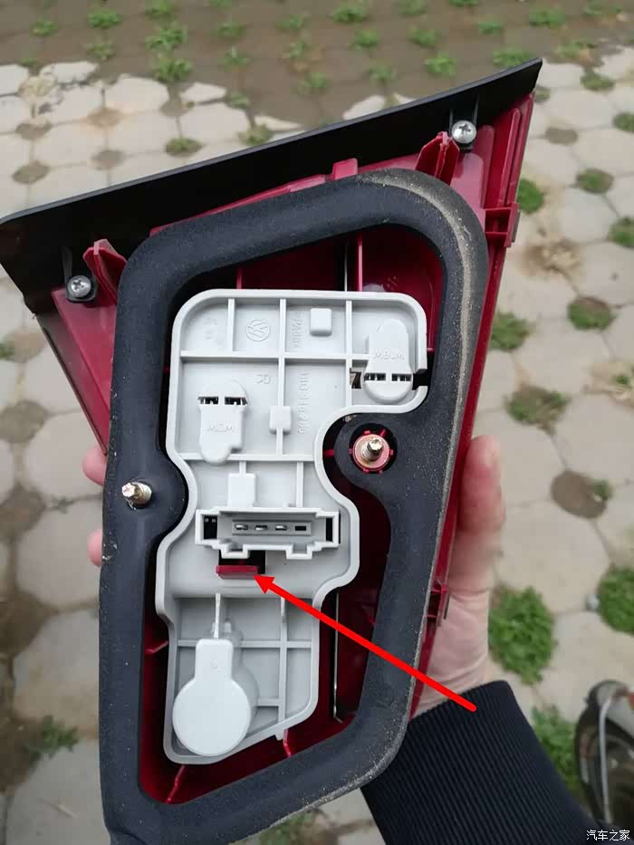 13款宝来更换倒车灯作业