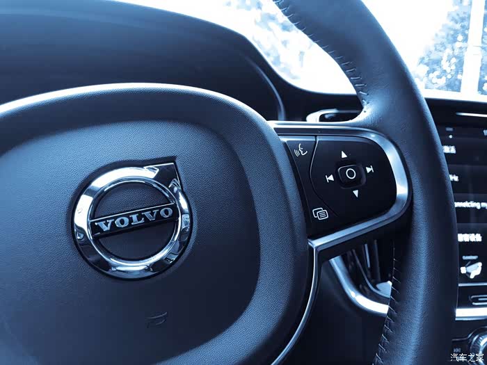 vovol车标logo由之前代蓝色bg改为黑色