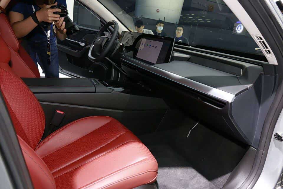 【2019年广州车展】小鹏汽车的前排空间很大.