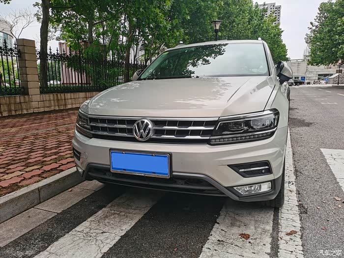 途观l2017款330tsi自动两驱旗舰版冰岛银赏析