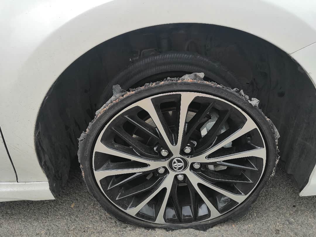 9000公里运动凯美瑞25今天高速路上走了30分爆胎