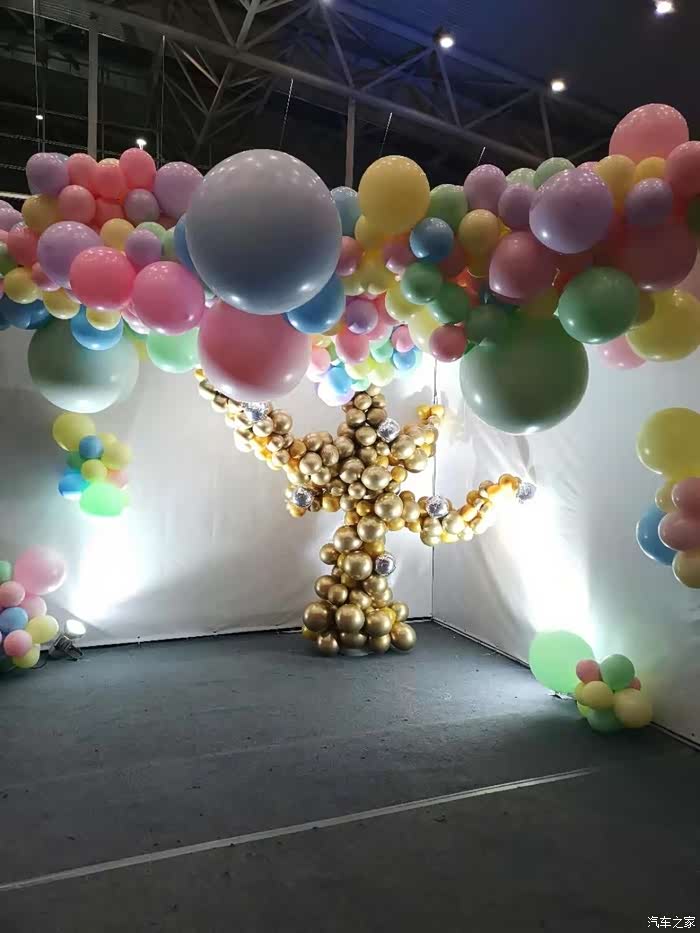 小七载我带少爷和他妈妈参观会展中心的魔幻气球嘉年华