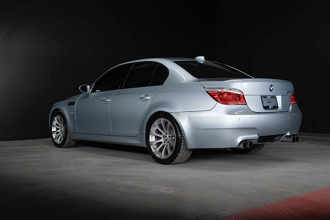 宝马m5曾经的e60搭载了一台v10自吸发动机